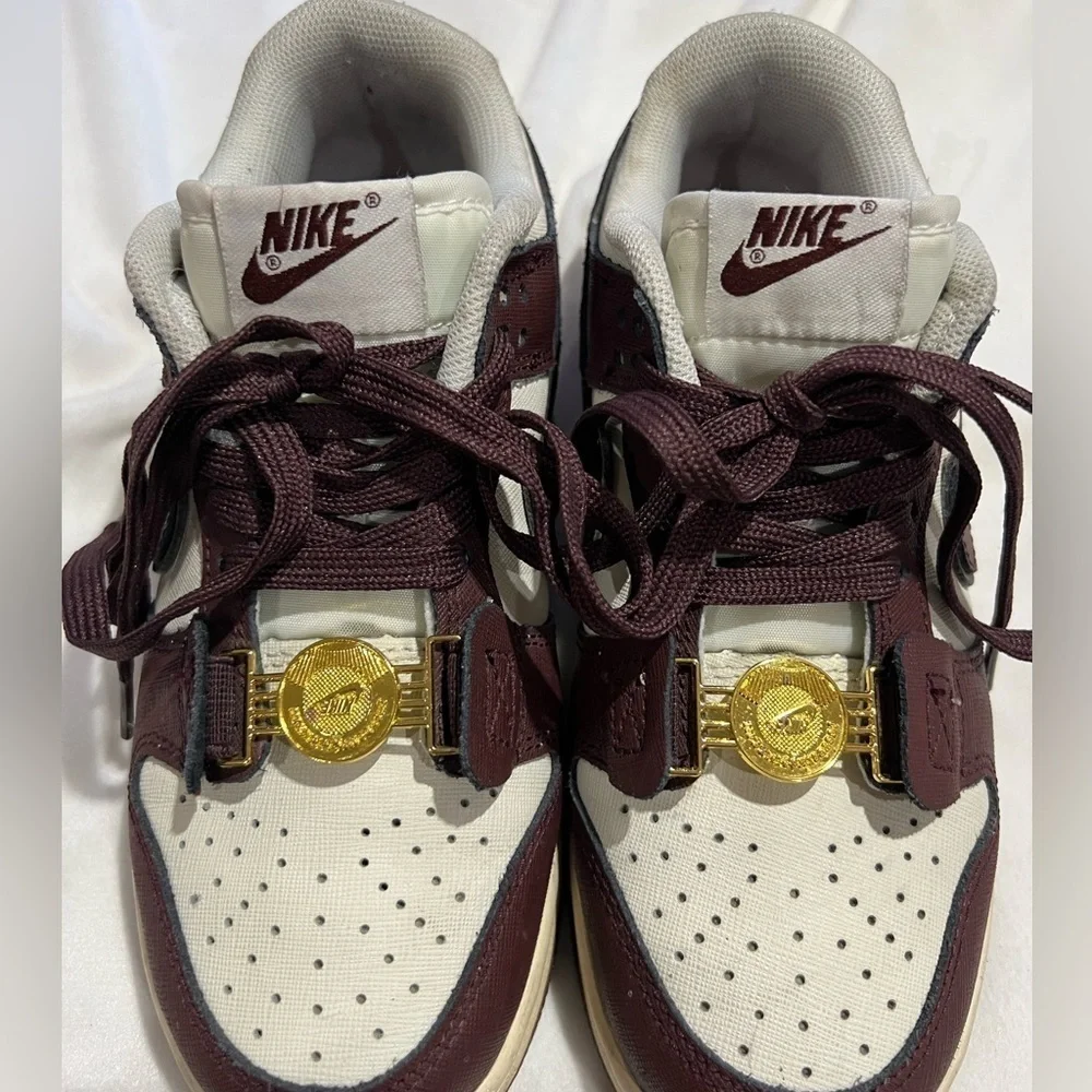 Nike Women’s Dunk Low SE Sisterhood Sneaker in Size 5.5. Style DV1160